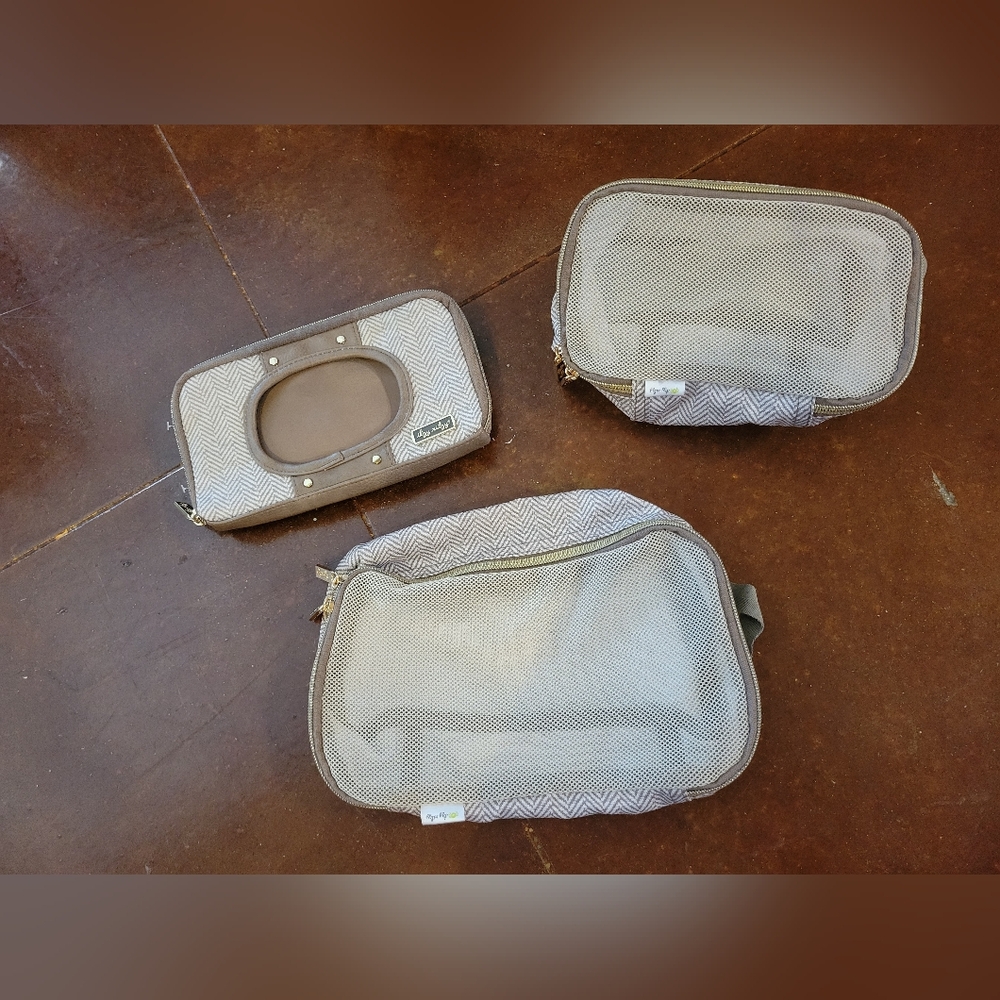 Itzy ritzy wipe holder and 3 cases
